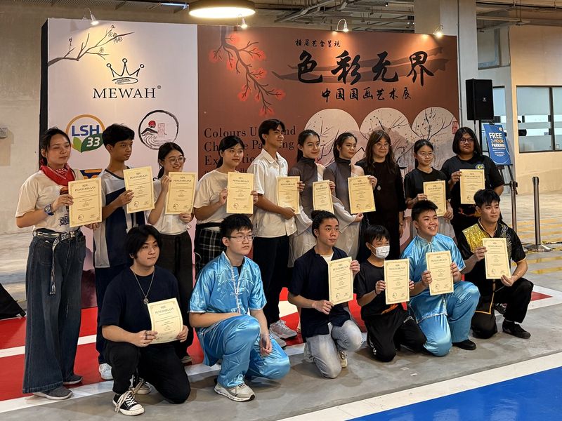 Students of SMJK Chong Hwa, Kuala Lumpur, holding certificates of appreciation